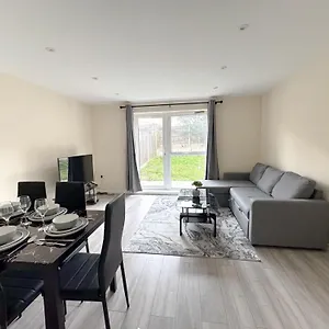 Newly Launched Two Bedroom House By Den Short Lets & Serviced With Garden London