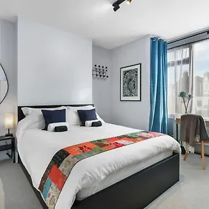 Modern Double Bedroom In 1 London