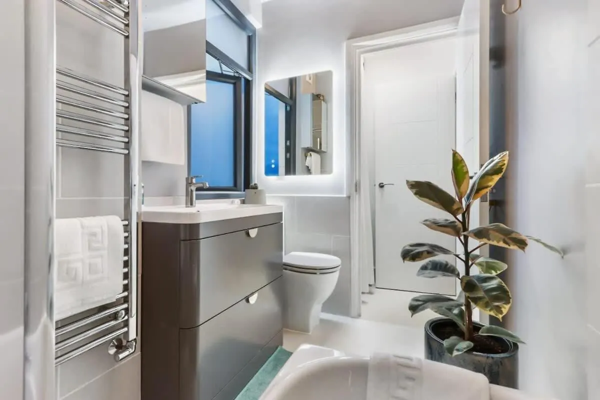 Holiday home Modern Double Bedroom In City Apartment Room 2 London