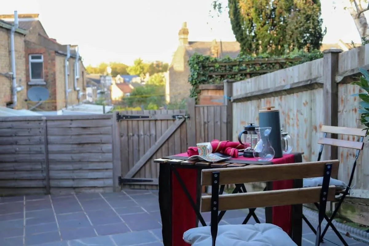Holiday home Modern Double Bedroom In City Apartment Room 2 London