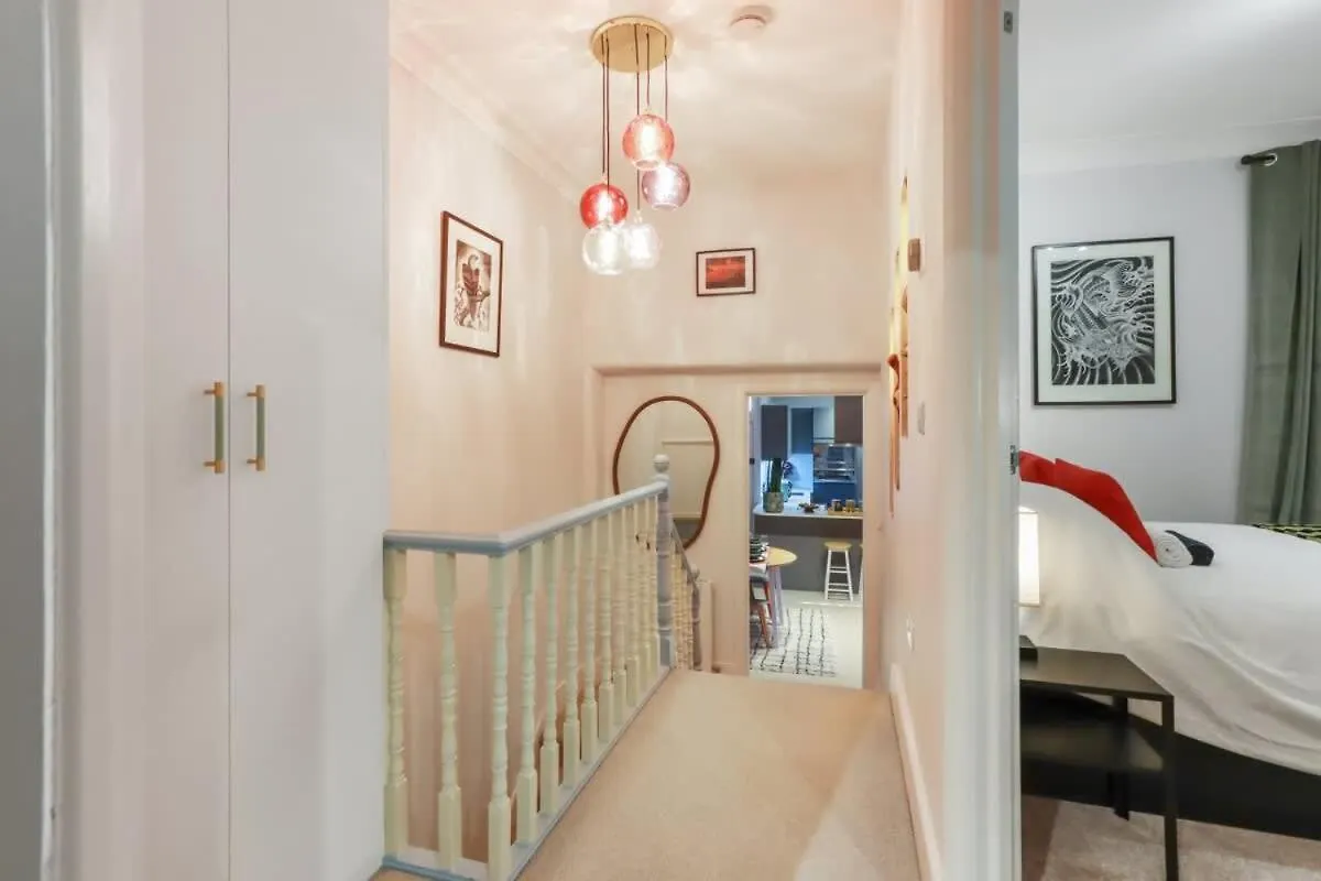Modern Double Bedroom In City Apartment Room 2 location