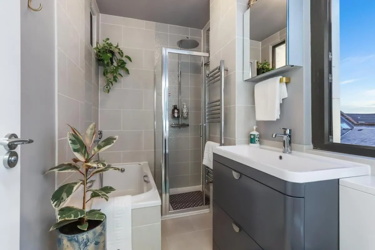 Modern Double Bedroom In City Apartment Room 2 London United Kingdom