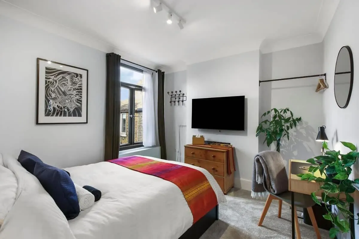 Modern Double Bedroom In City Apartment Room 2 London Holiday home