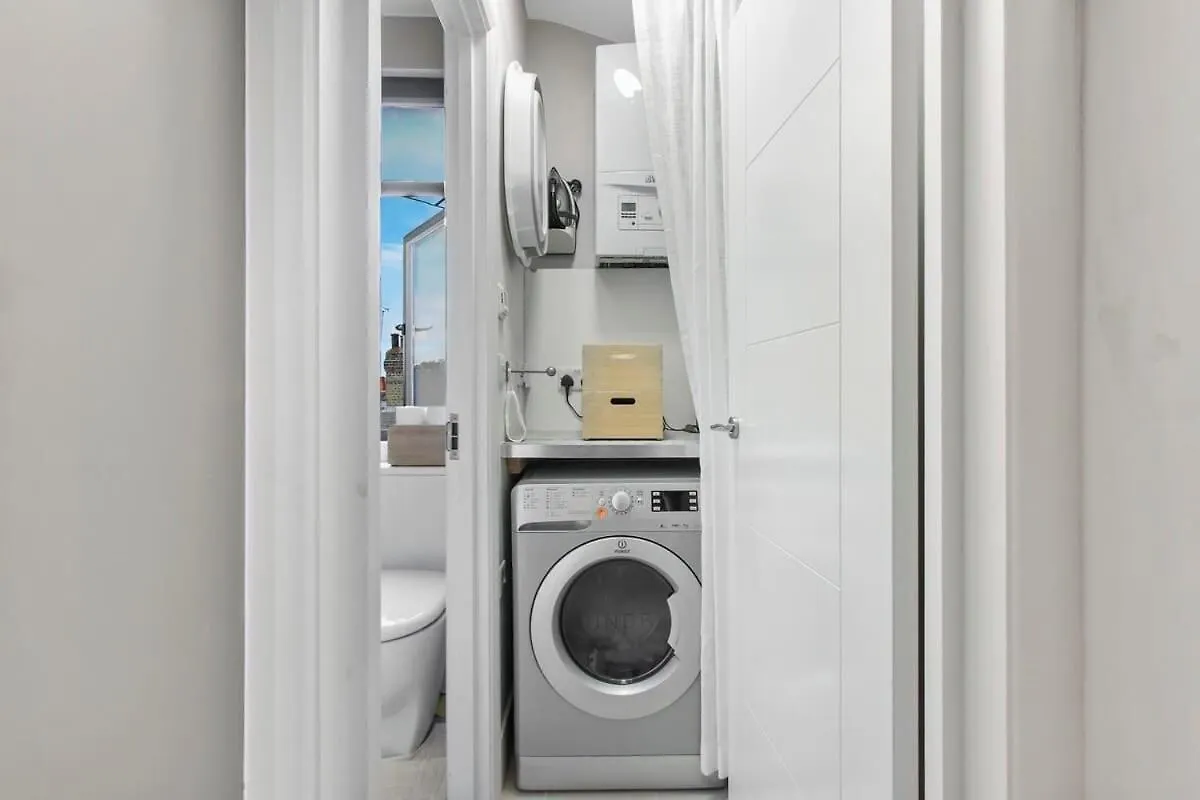 Modern Double Bedroom In City Apartment Room 2 London
